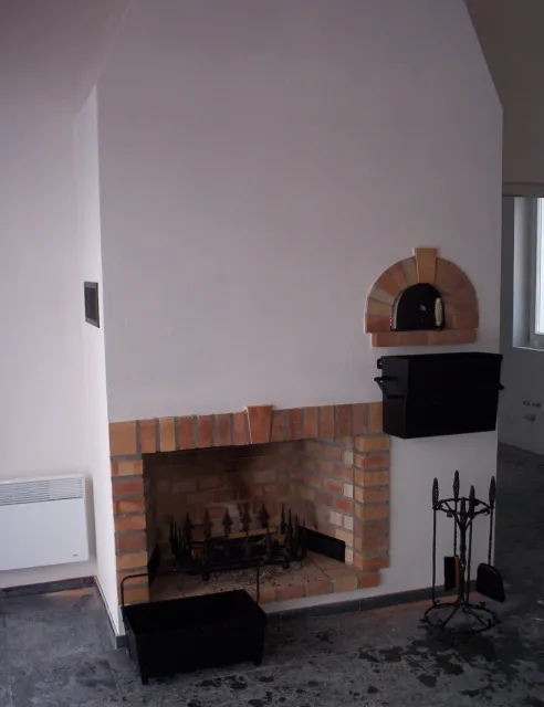 Otevřený krb s&nbsp;cihlovým překladem a&nbsp;chlebovou pecí nad ním