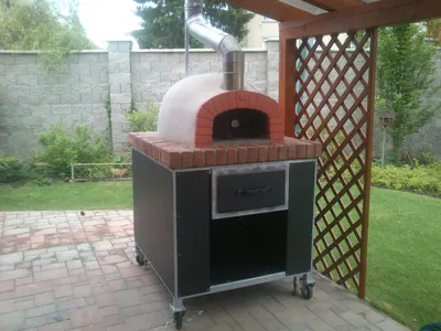 Zahradní pec na pizzu s&nbsp;cihlovým ústím